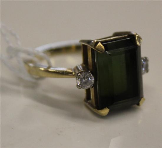 9ct gold dress ring, set large peridot & small diamonds